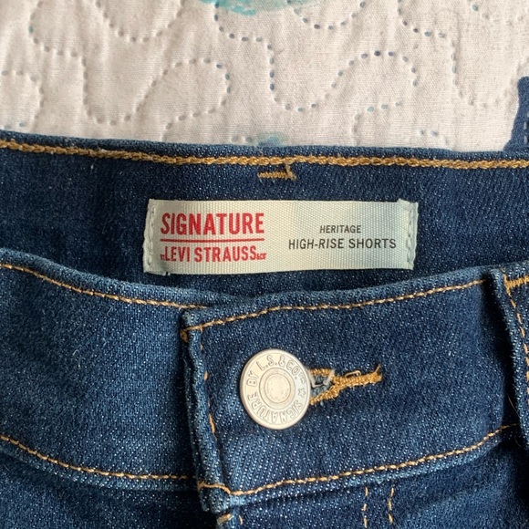 Signature by Levi Strauss Blue Jean Shorts High-Waisted Cut-Off - Picture 2 of 6